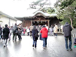 亀田八幡宮も人だかり。