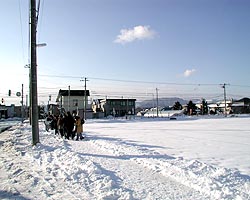 青い空と子供たちと…。