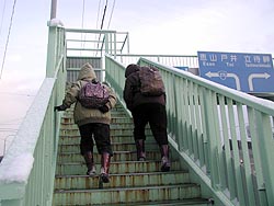 おばちゃんたちは重装備。