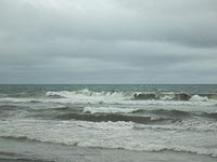海が荒れている〜。