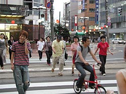 心なしか、人通りの多い大門。
