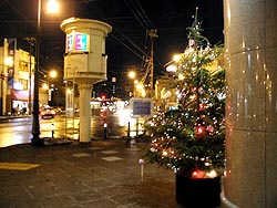 十字街の交差点もキラキラと。
