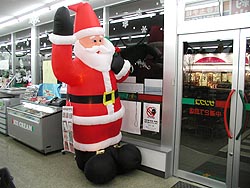 巨大サンタがお出迎え。