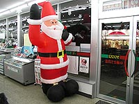 巨大サンタがお出迎え。