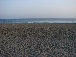 水平線の向こうには…