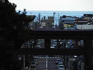 鳥居越しに見る海