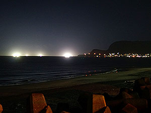 夜空を照らし輝く漁火