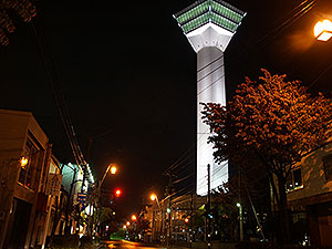 雨の五稜郭タワー前