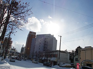 極寒で強風で青空