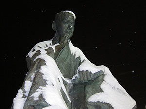 雪の中で物思う啄木さん