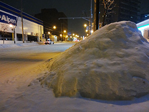 道路脇の雪山ご注意を