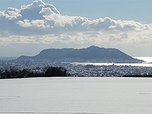 雪原の向こうに晴天下の函館山