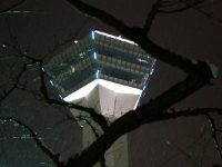 地上の星を見守る白い塔