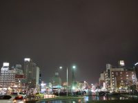 雨に濡れる街角