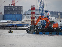 海を挟んであちらには