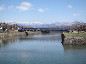 五稜郭の堀に仮橋