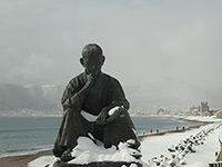 寒さで霞む函館山