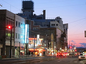 明かりが消えた棒二森屋と夕暮れ