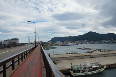 函館湾沿いをベイエリアまで通る巴大橋