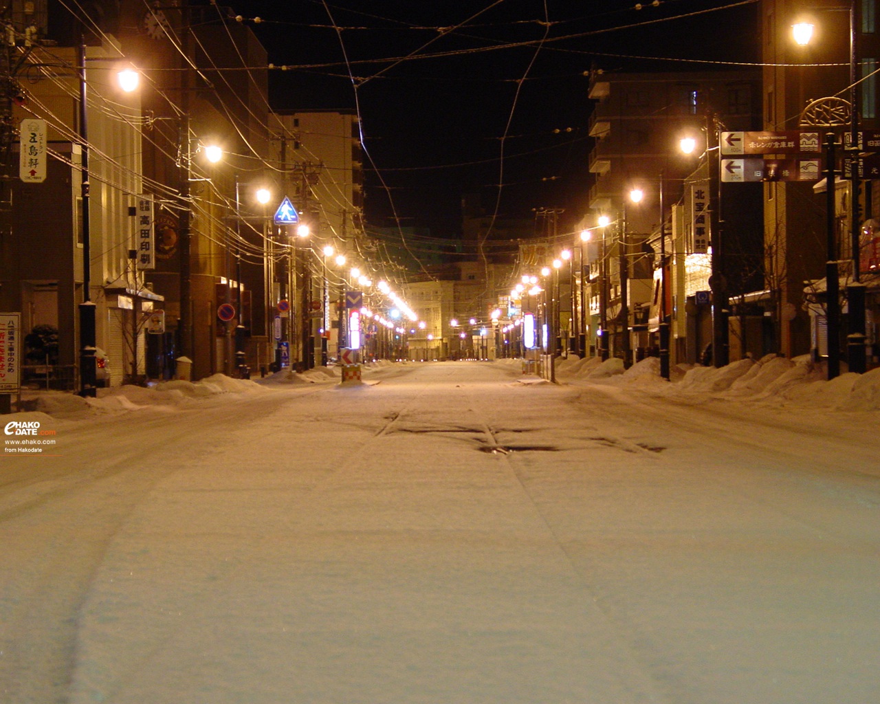 真夜中の雪道と十字街 函館フォト散歩壁紙 函館市 道南地域ポータル E Hakodate