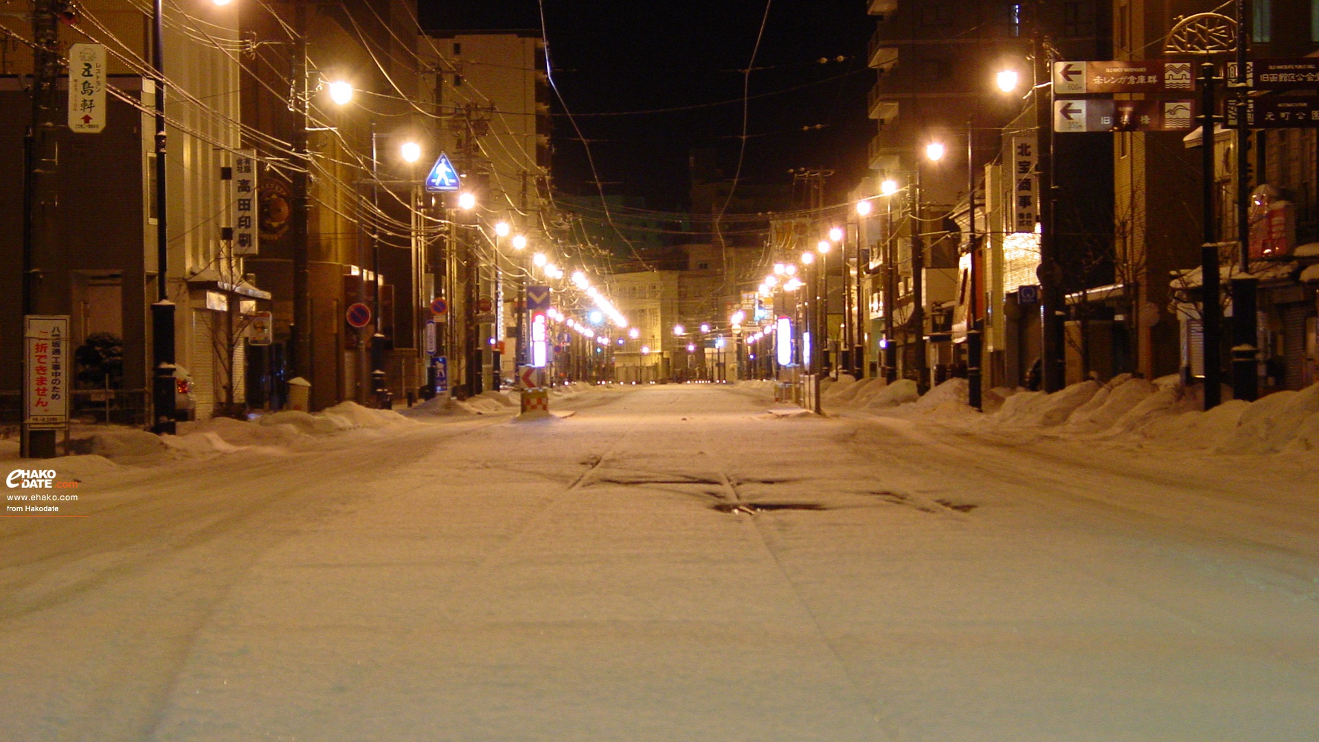 真夜中の雪道と十字街 函館フォト散歩壁紙 函館市 道南地域ポータル E Hakodate