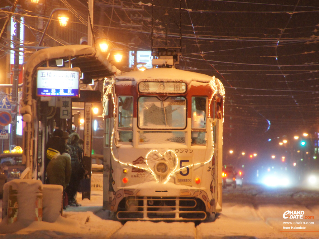 雪の中をいく路面電車