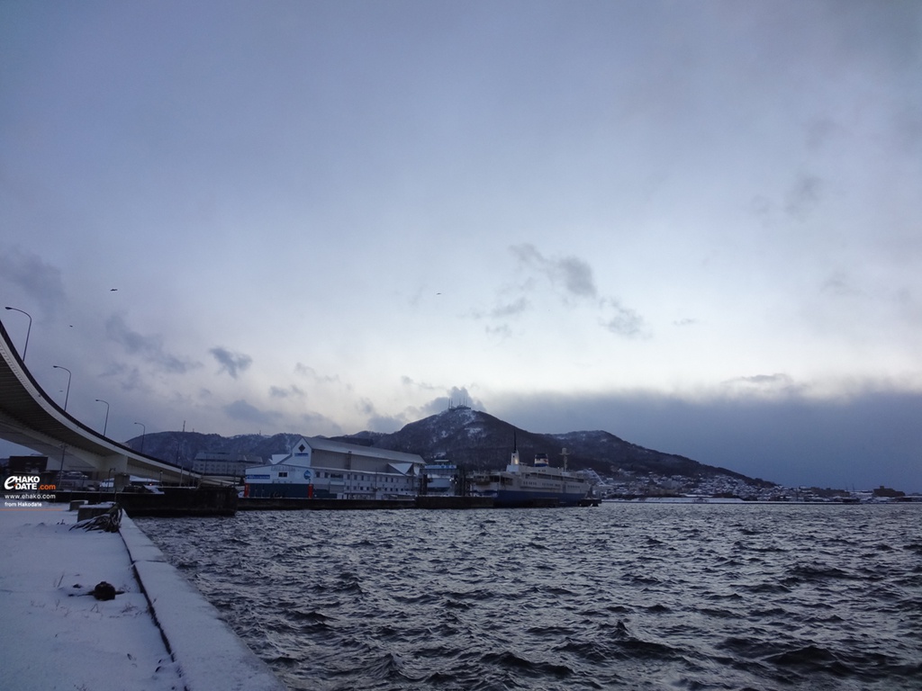 冬の摩周丸と函館山