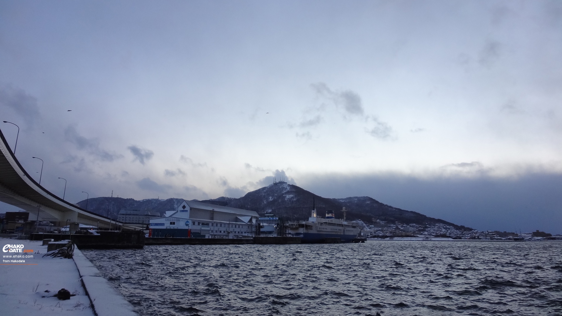 冬の摩周丸と函館山 函館フォト散歩壁紙 函館市 道南地域ポータル E Hakodate