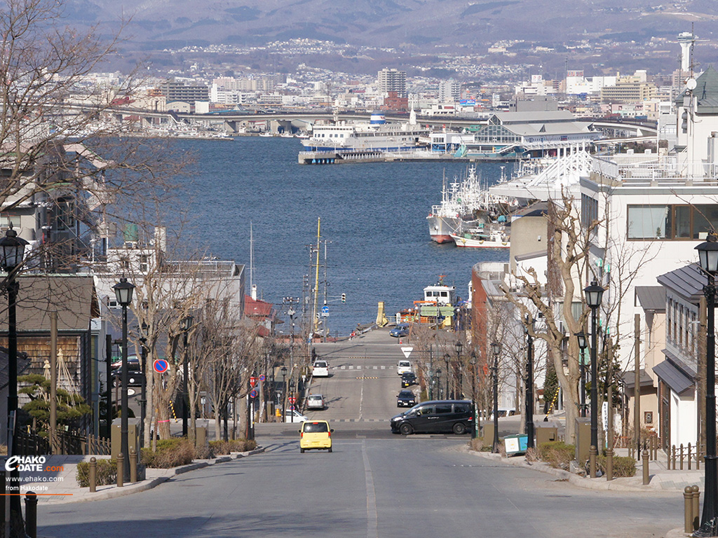 八幡坂から海を望む 函館フォト散歩壁紙 函館市 道南地域ポータル E Hakodate