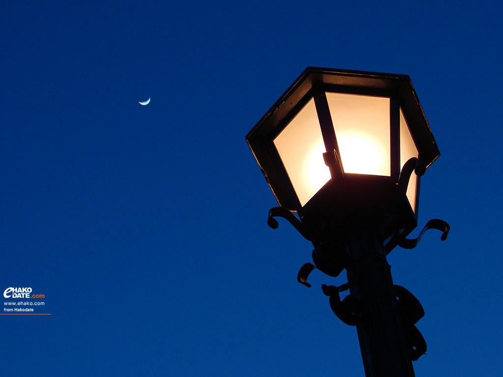 上弦の月と街灯