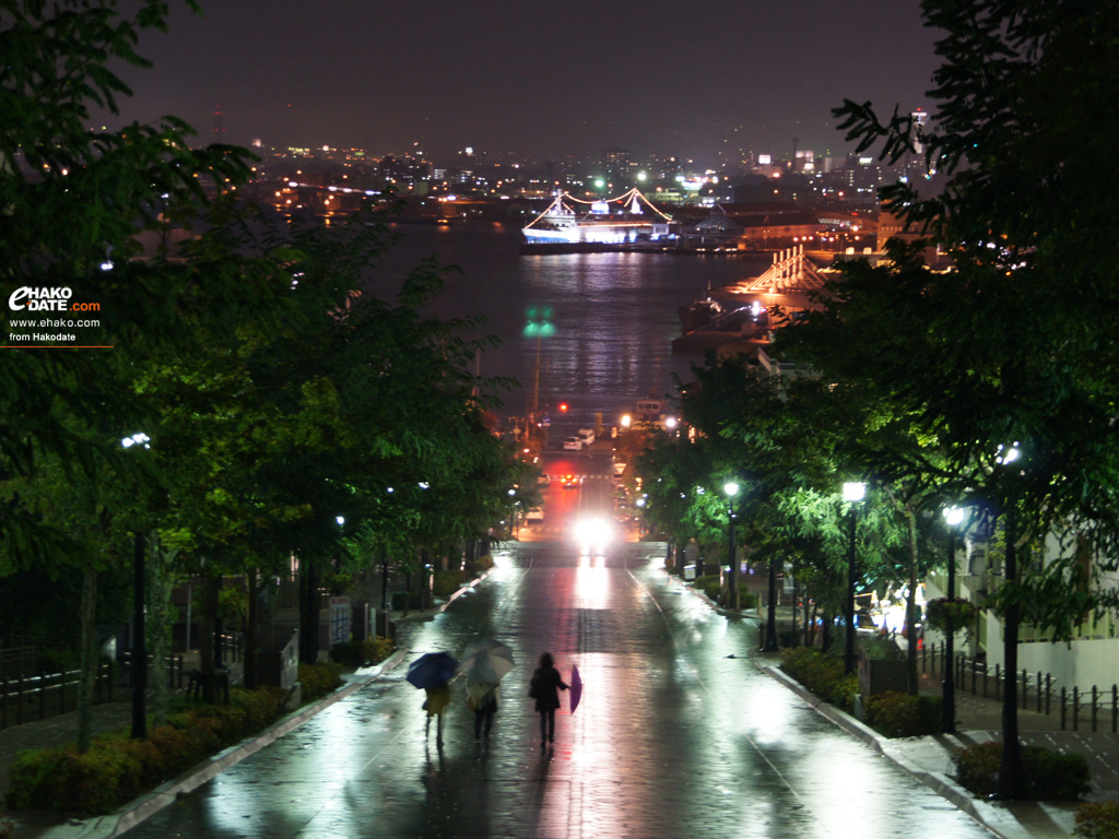 雨の八幡坂を歩く 函館フォト散歩壁紙 函館市 道南地域ポータル E Hakodate