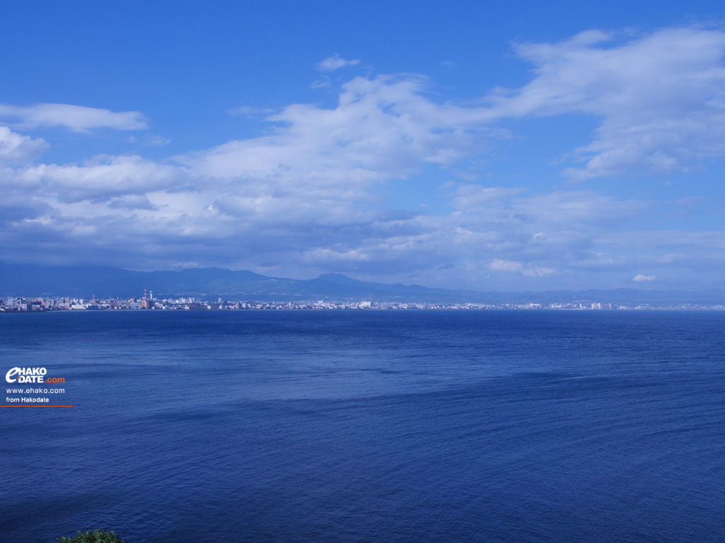 立待岬の青い海